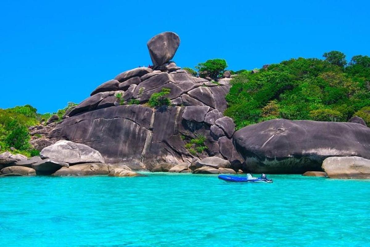 uma pessoa em um caiaque na água perto de uma ilha