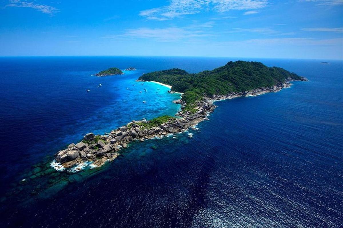 uma vista aérea de uma ilha no oceano