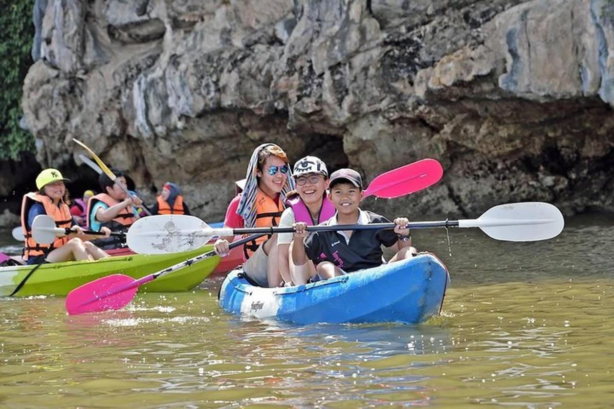 un grupo de personas en un kayak en el agua