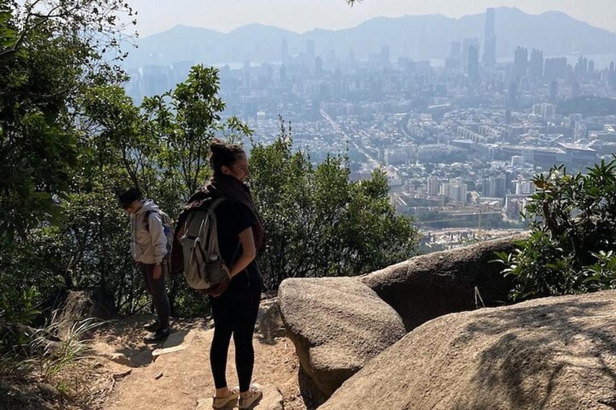 도시를 내려다보는 산 꼭대기에 서 있는 두 사람
