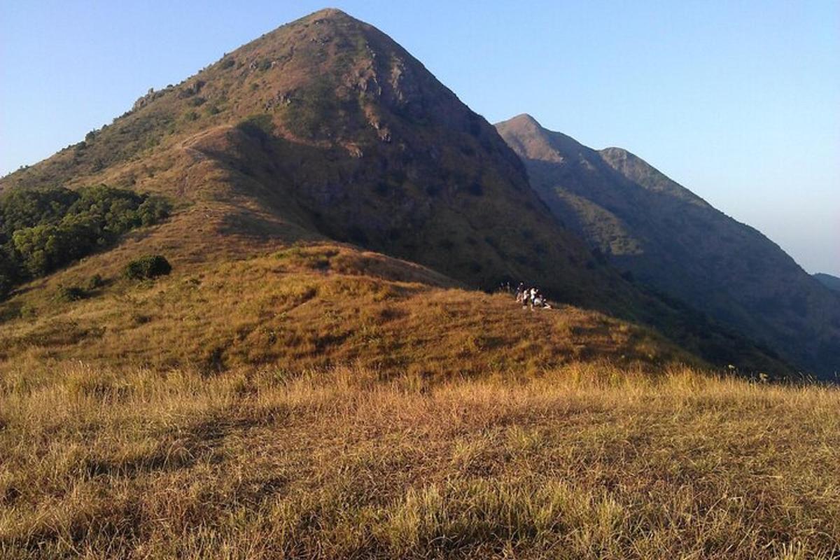 uma grande colina com uma montanha ao fundo