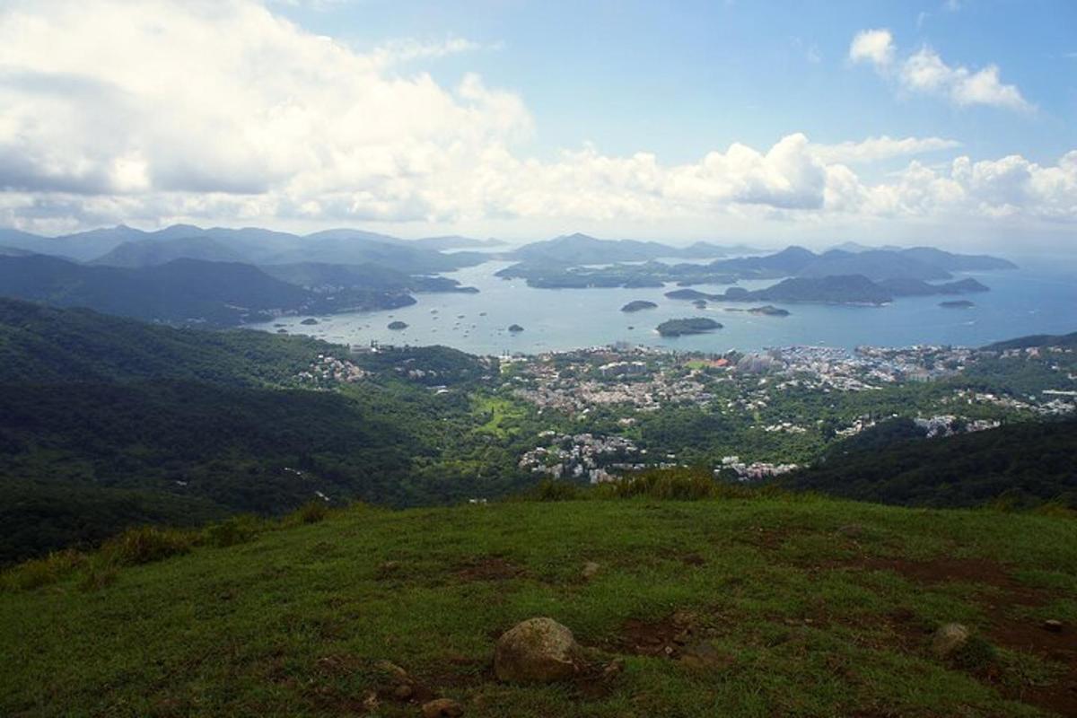 uma vista de uma cidade e de um corpo d'água