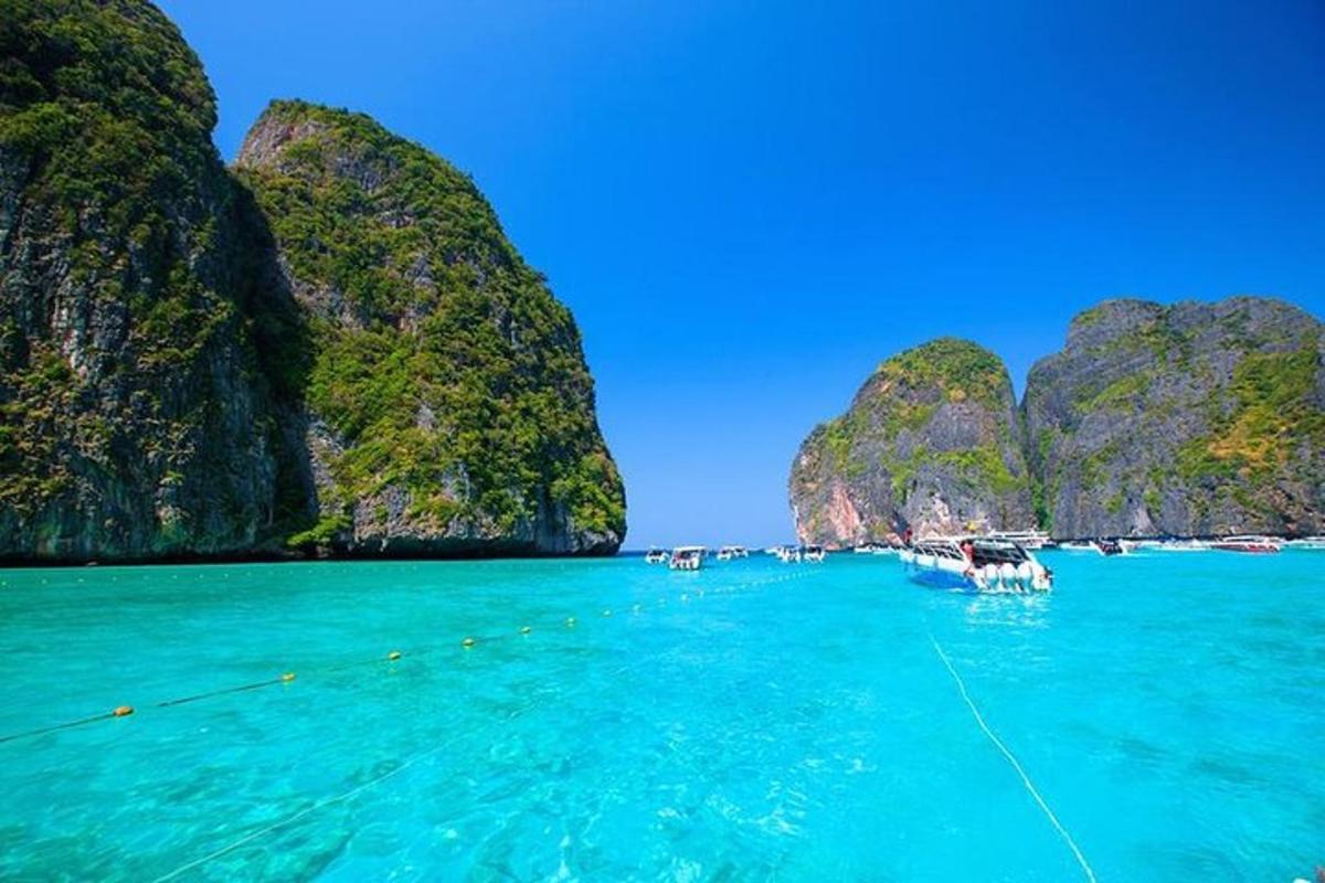 bot di dalam air berhampiran pantai dengan batu