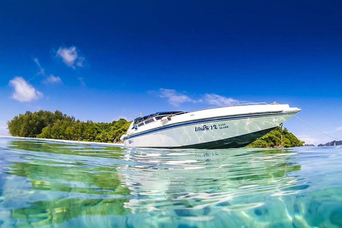 um barco branco na água com uma ilha
