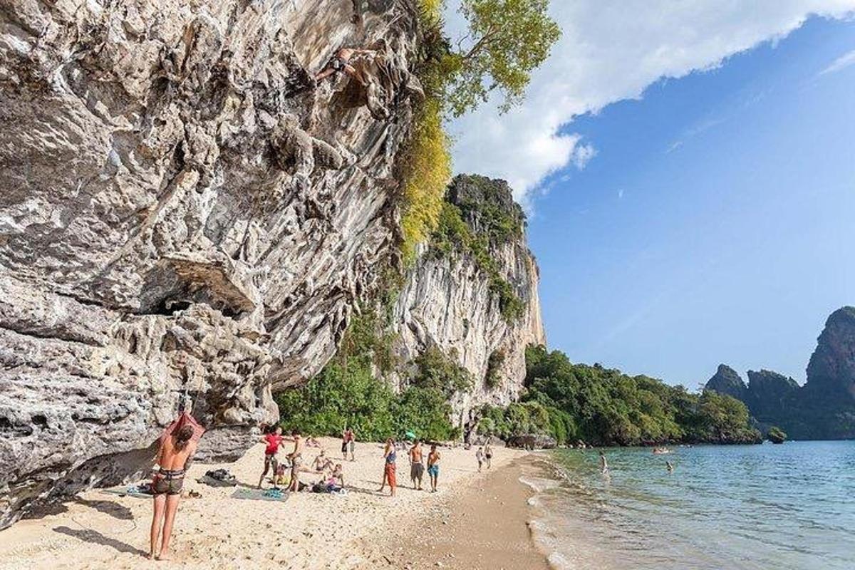 一群人在山边的海滩上