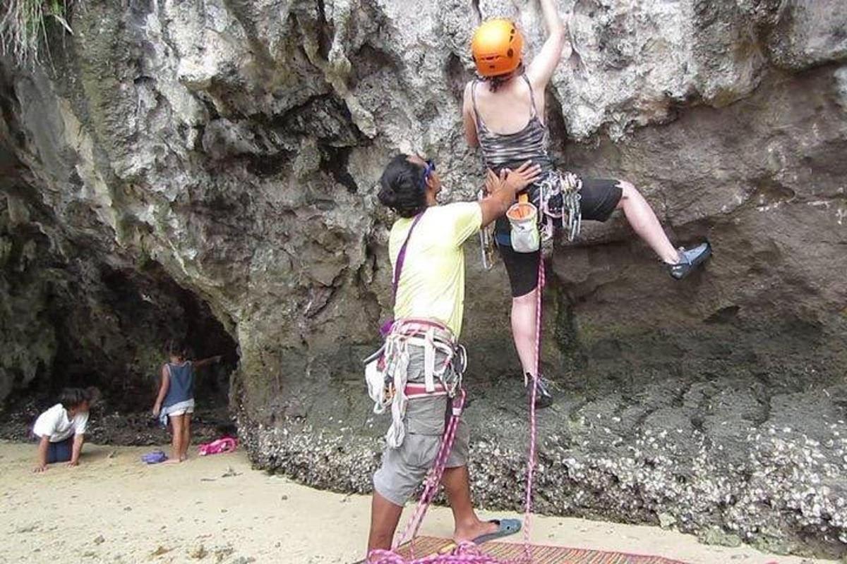 一群人在攀爬岩壁