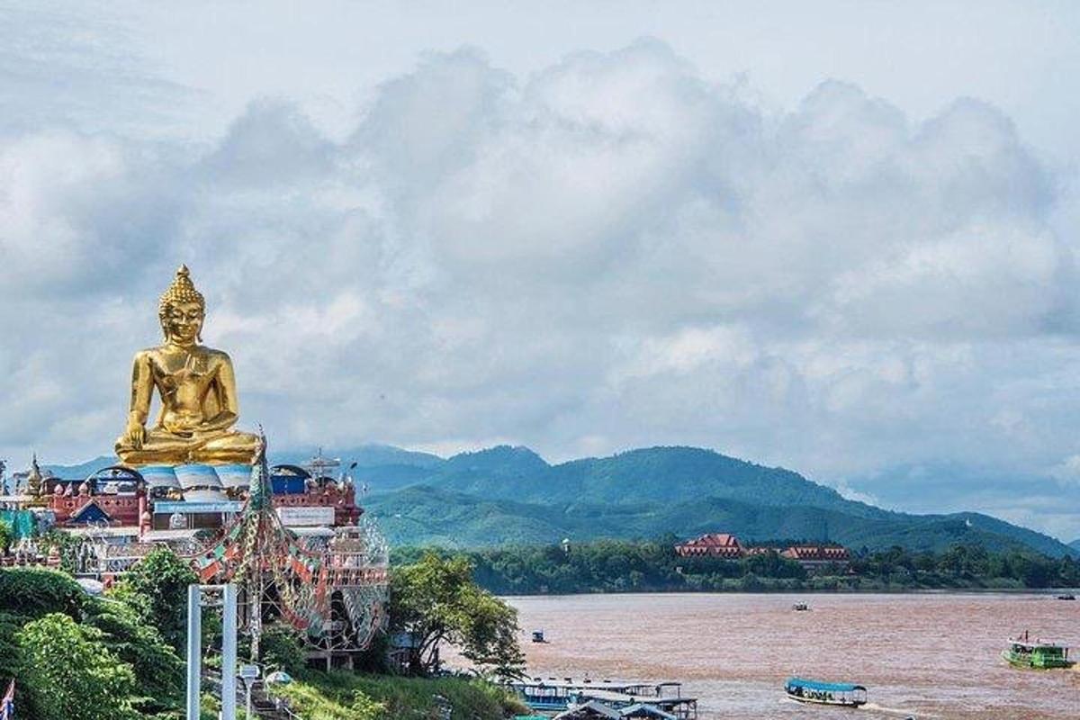 una grande statua d'oro accanto a uno specchio d'acqua