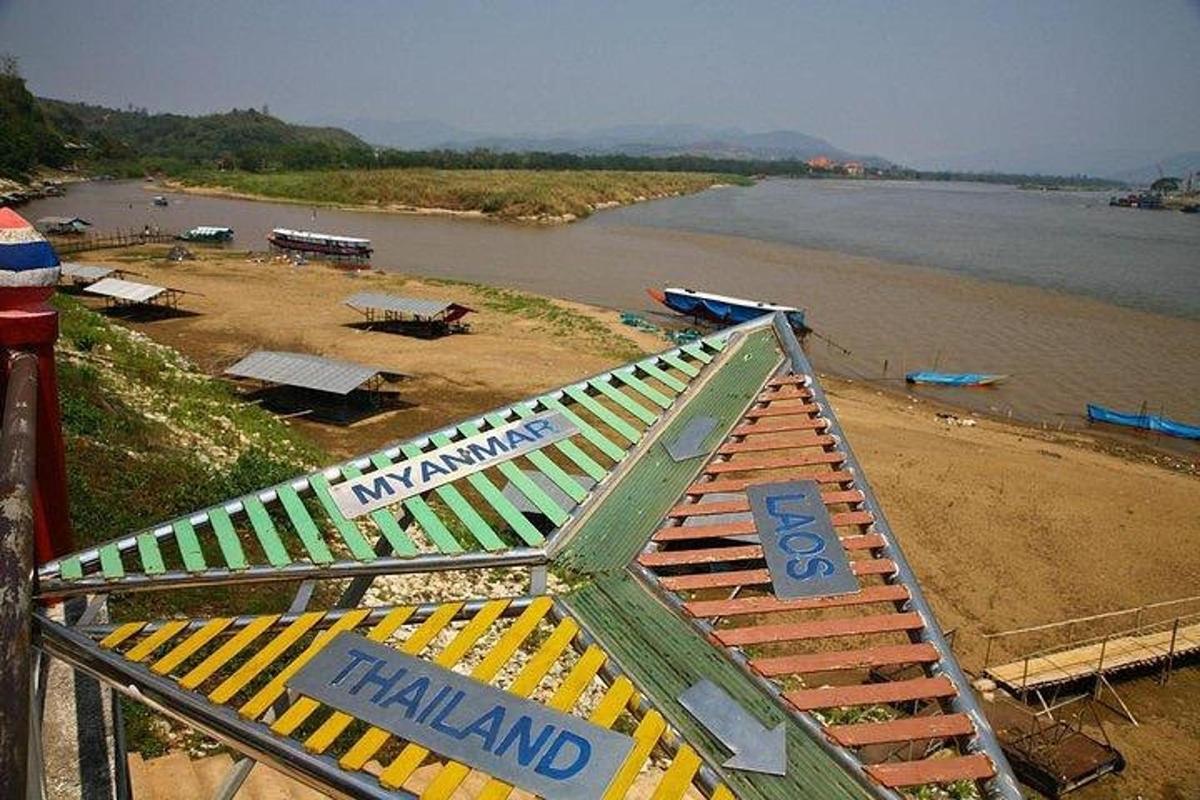 un semn de pericol pe o plajă de lângă un râu