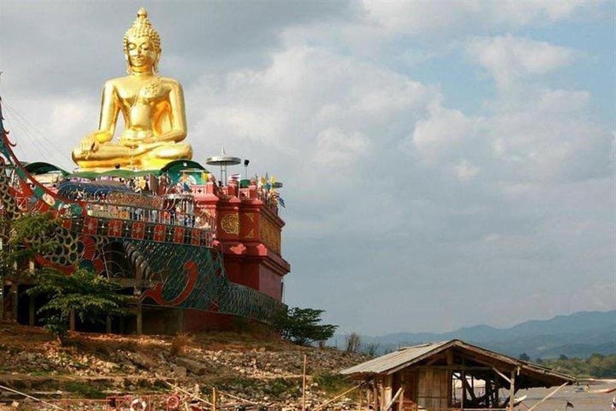 una grande statua d'oro di fronte a un edificio