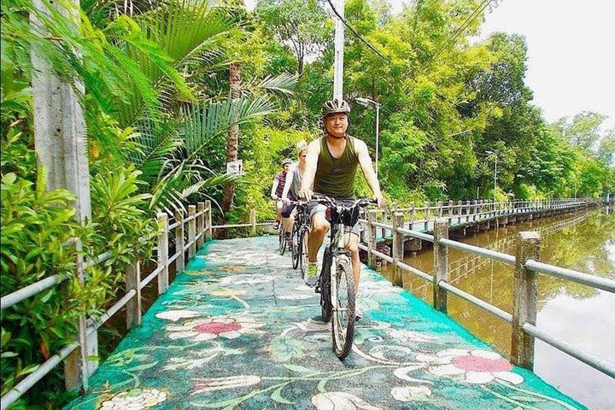 um homem andando de bicicleta em uma ponte