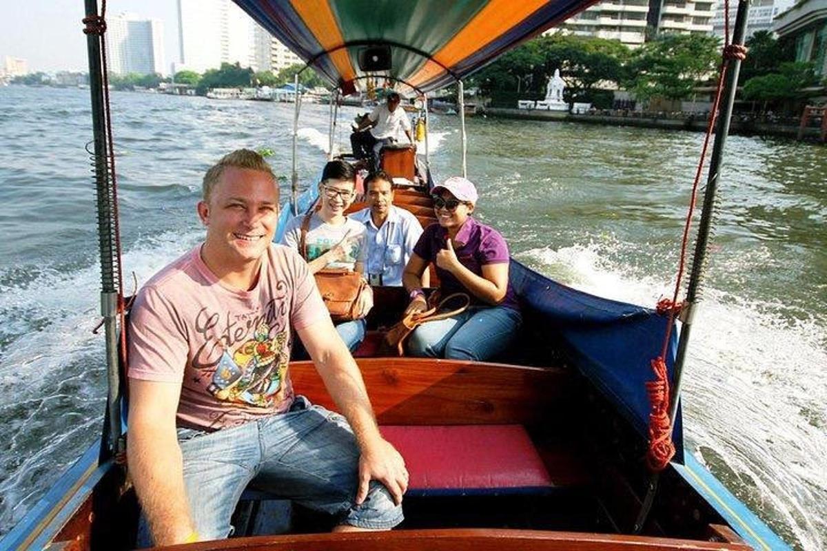 um grupo de pessoas sentadas em um barco na água