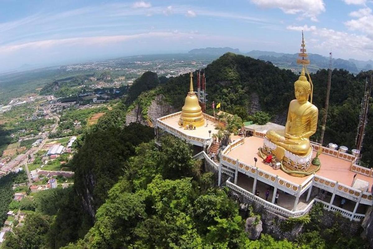 uma vista aérea de um edifício com duas grandes estátuas douradas