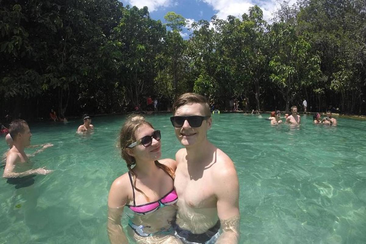 duas pessoas na água de uma piscina