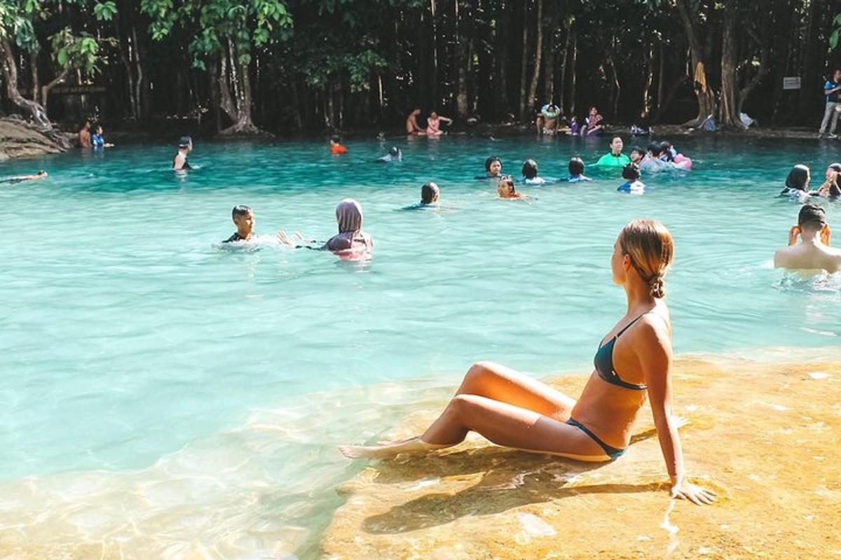 uma mulher sentada na água de uma piscina
