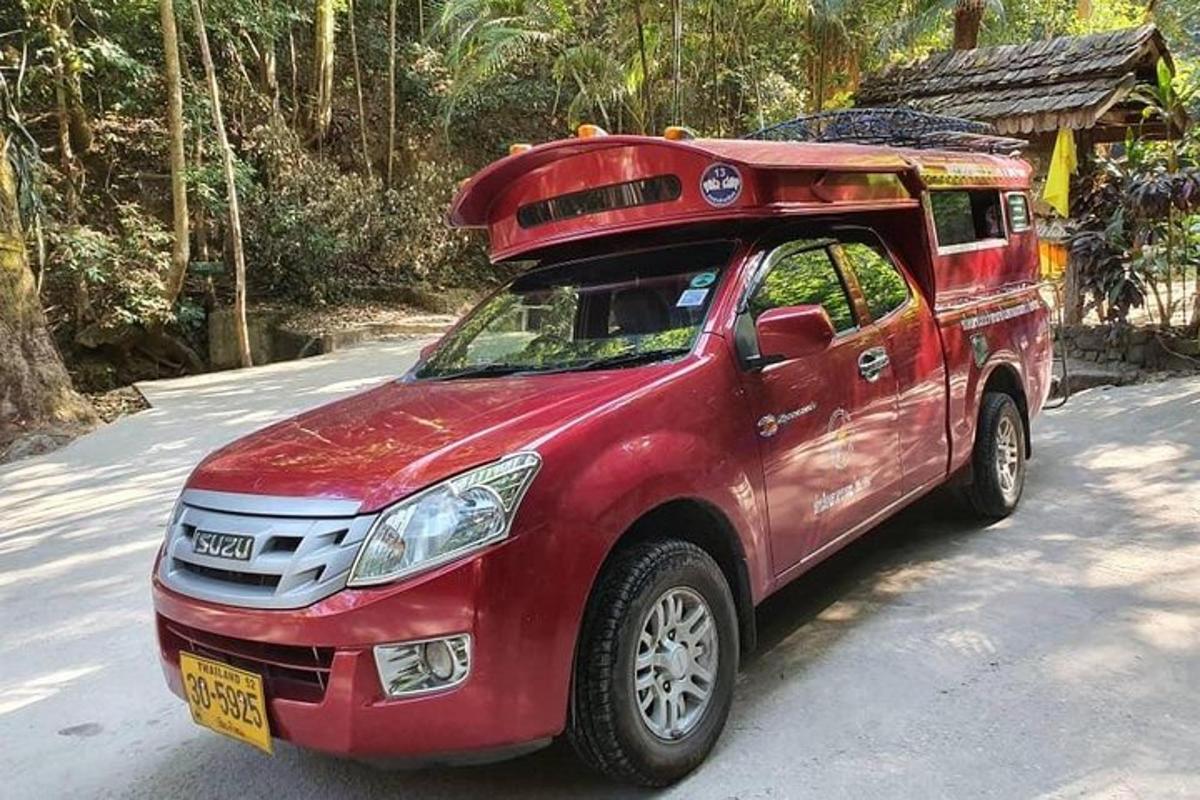 ein roter SUV mit einem Surfbrett darauf
