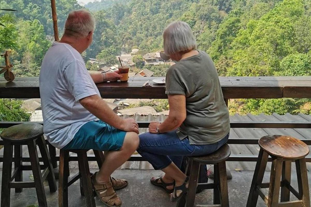 muž a žena sedící u piknikového stolu