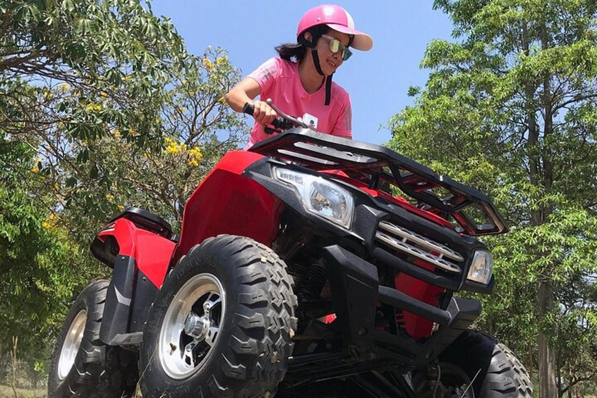 una persona que conduce un vehículo todo terreno en una carretera asfaltada