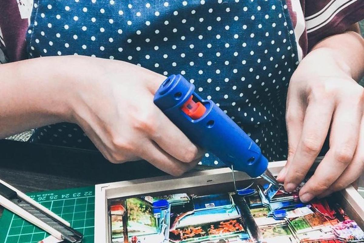 seorang wanita memotong gambar dengan gunting