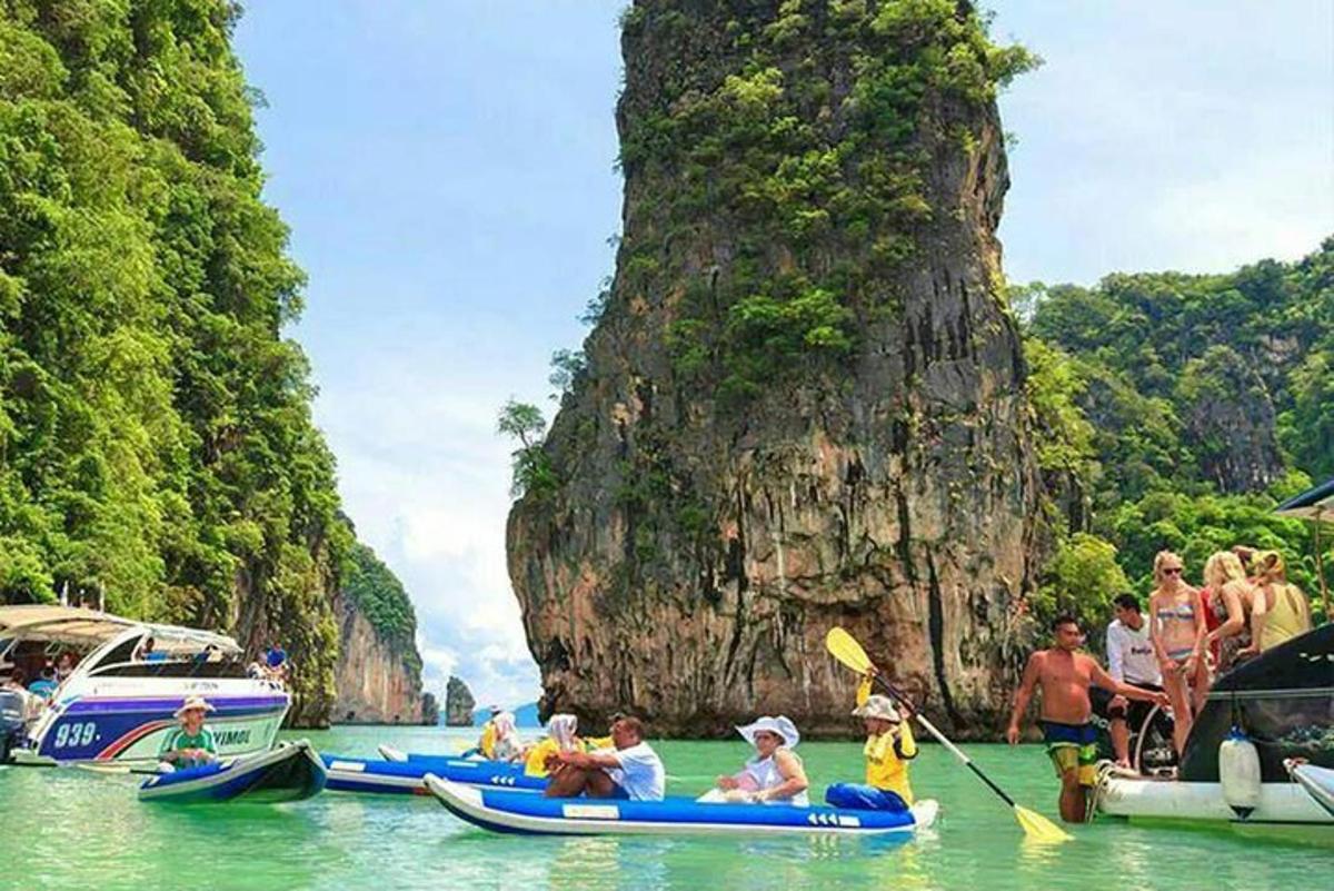 sekumpulan orang yang menaiki bot di dalam air