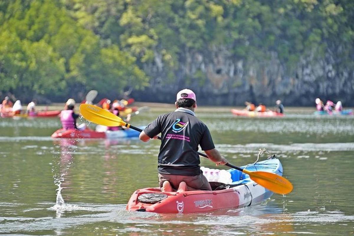 Un hombre está en un kayak en un lago.