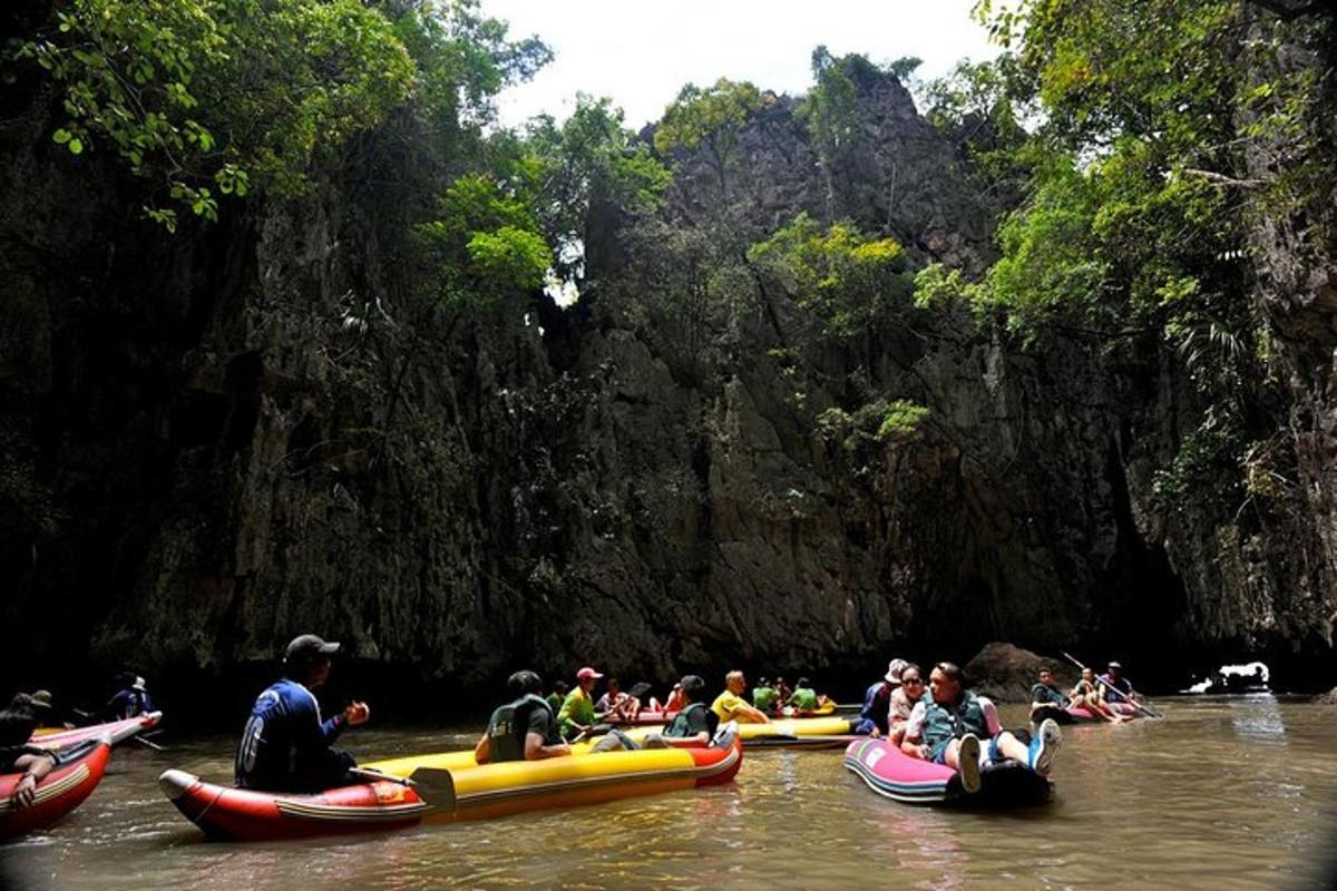 sekumpulan orang sedang berakit menyusuri sungai