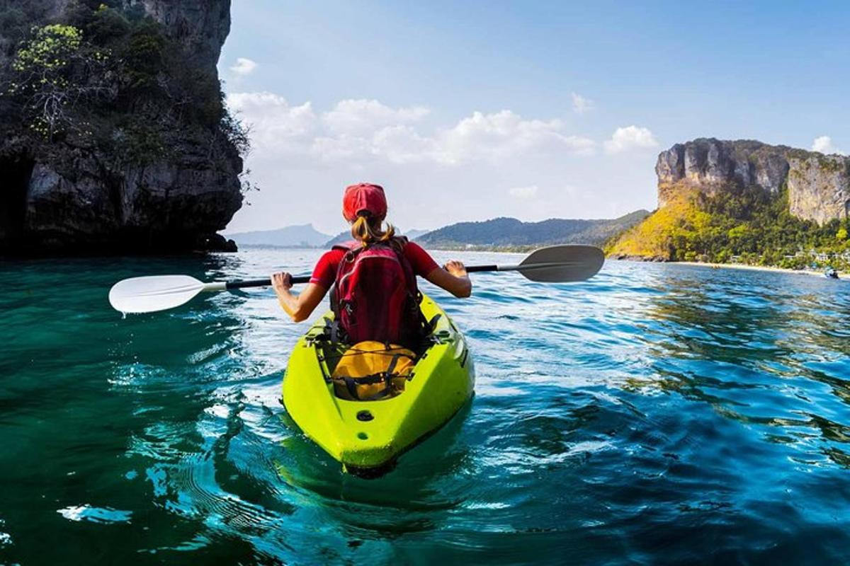 una persona en un kayak en un cuerpo de agua