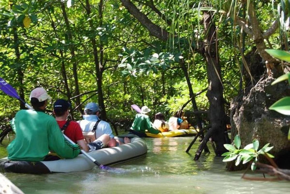 sekumpulan orang menaiki rakit di sungai
