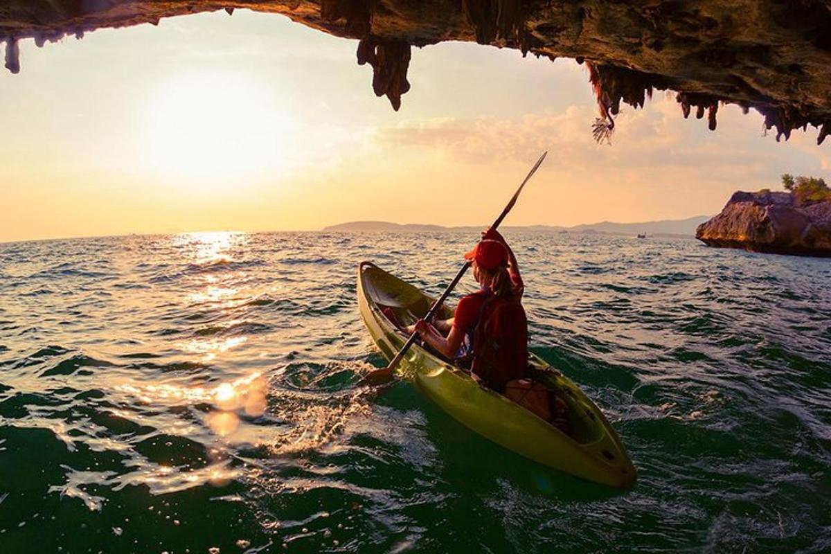 una persona en un kayak en el agua