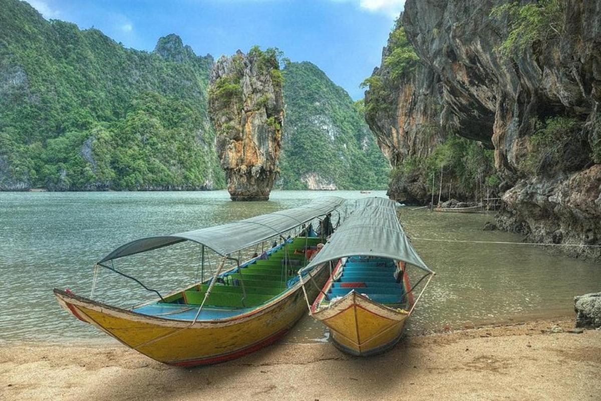 dua bot duduk di pantai di dalam air