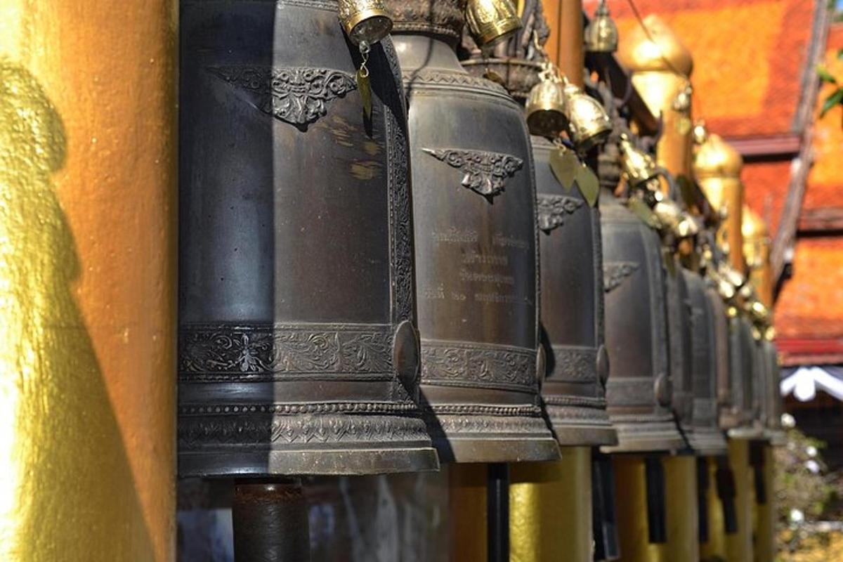 μια σειρά από μεταλλικά κουδούνια κρεμασμένα σε έναν τοίχο