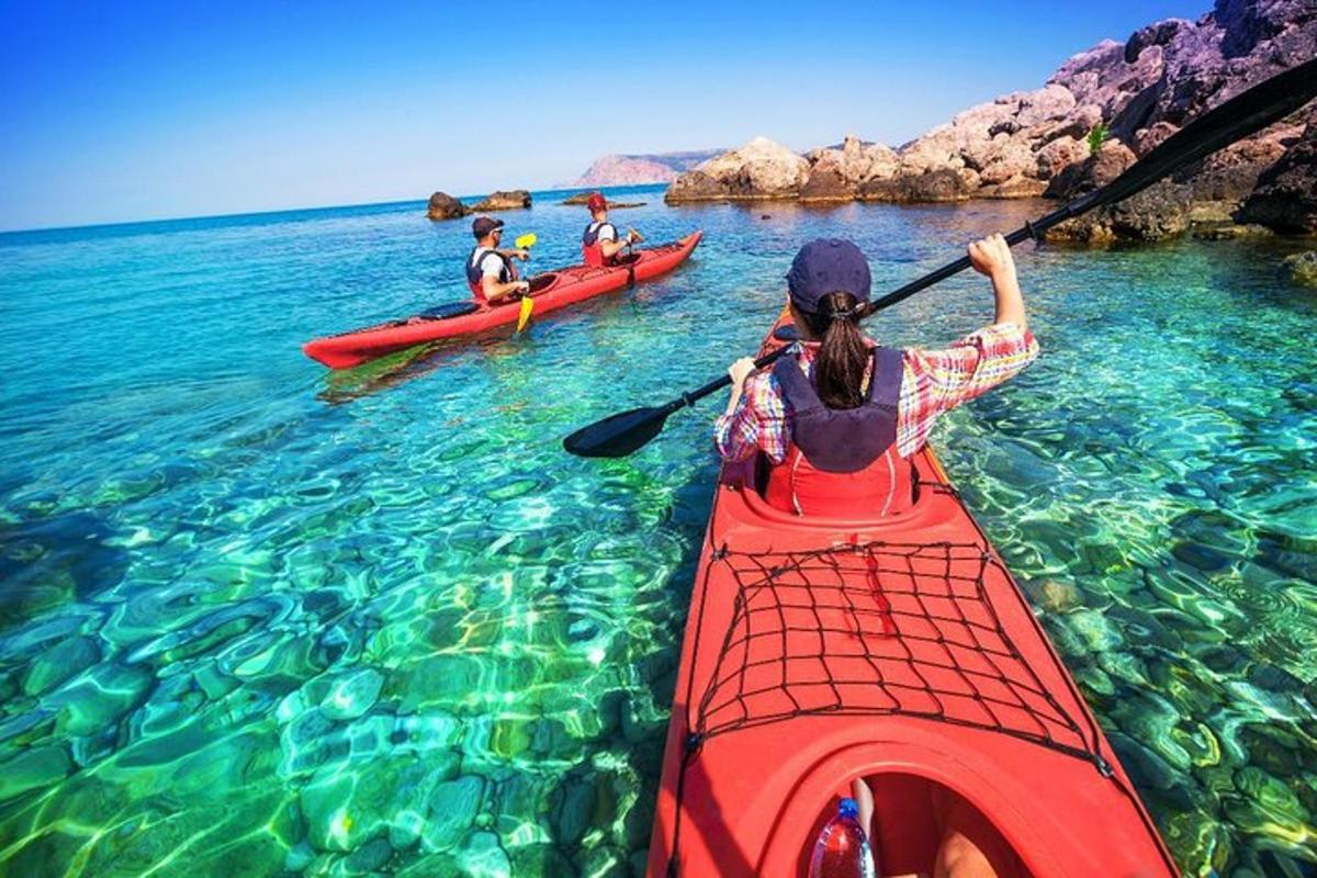Un grupo de personas en kayaks en el agua.