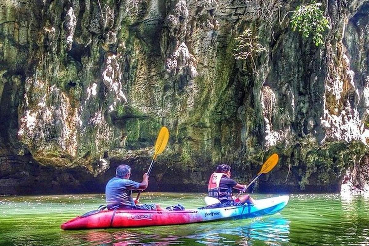 Dos personas en un kayak en el agua con remos