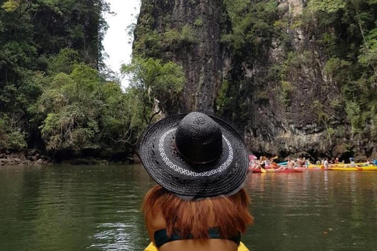 Una mujer con un sombrero negro en una balsa en el agua
