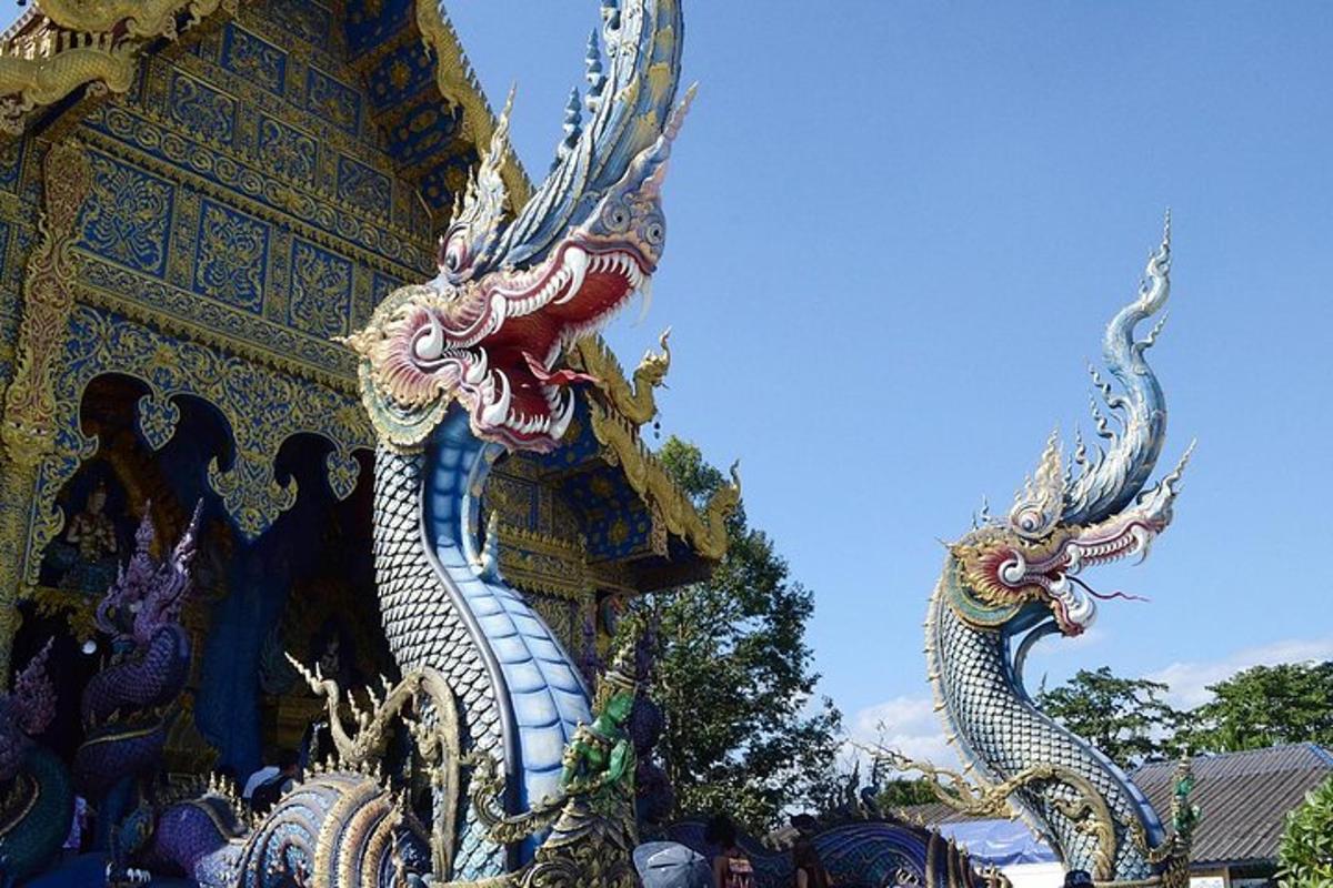 una estatua de dos dragones en el costado de un edificio