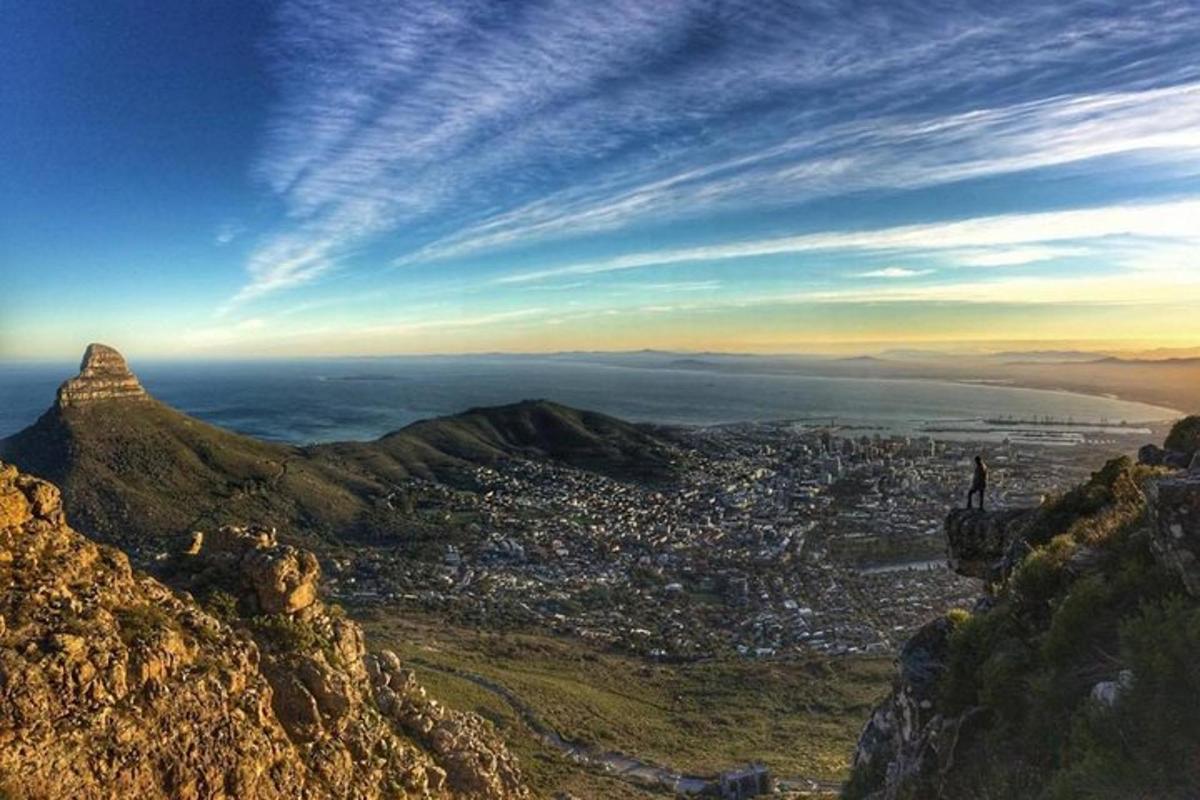 una vista di una città dalla cima di una montagna