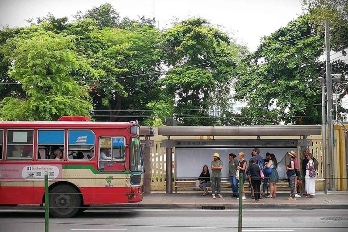un gruppo di persone in attesa alla fermata dell'autobus