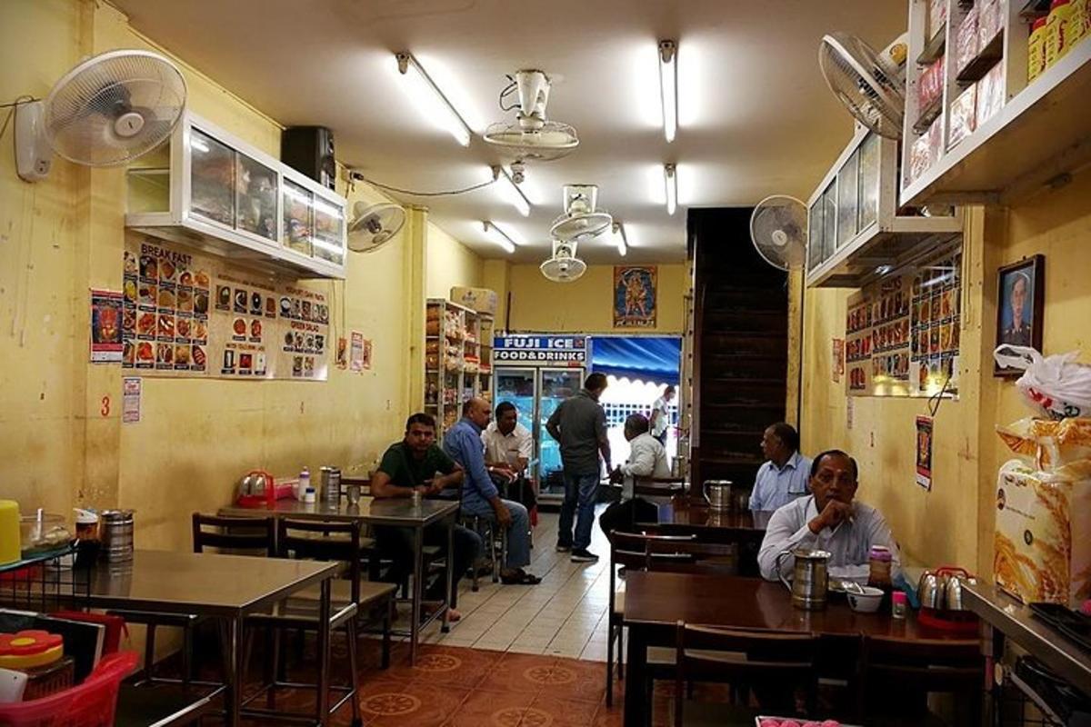 un gruppo di persone sedute ai tavoli di un ristorante