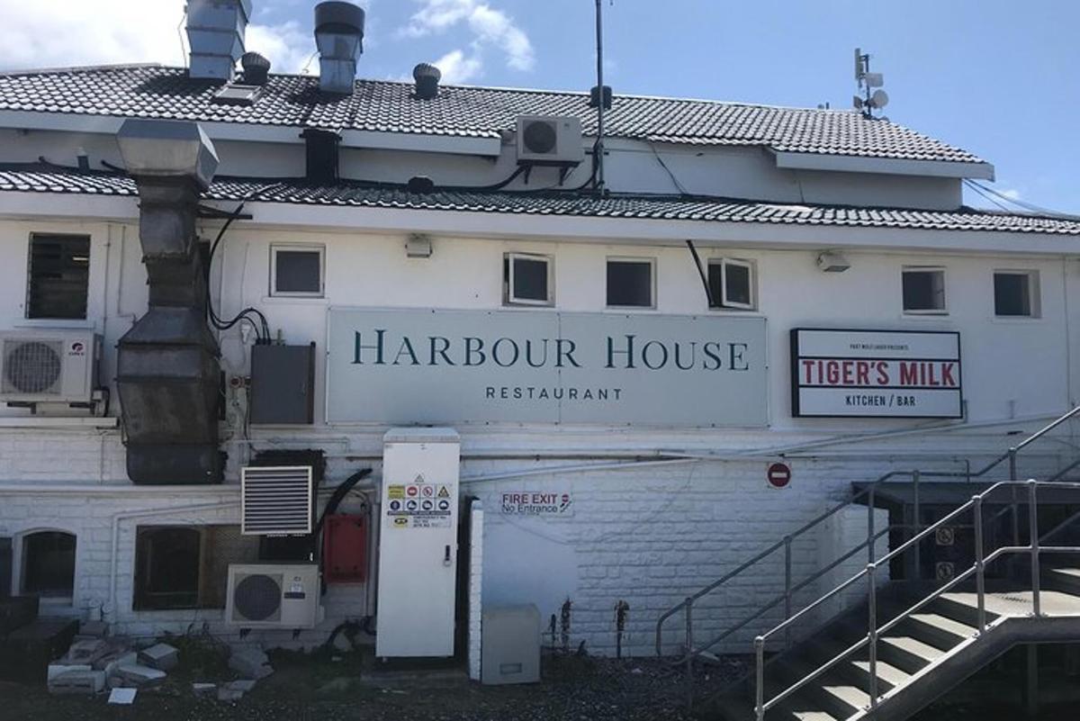 un edificio bianco con la scritta "casa dell'arpione" sopra