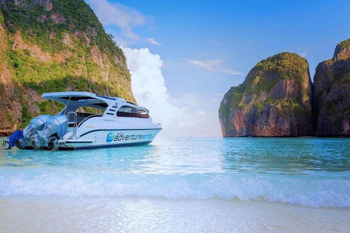 ein Boot, das im Wasser neben einem Strand liegt