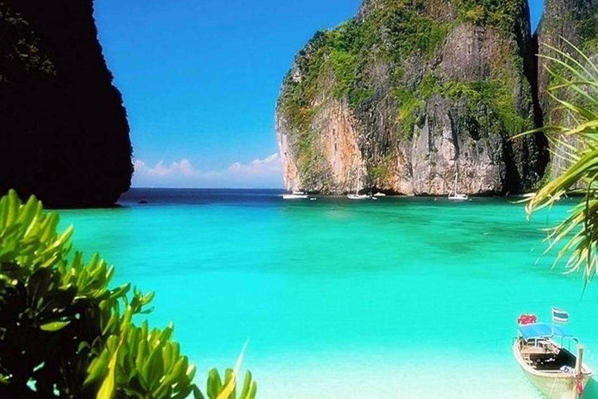ein Boot an einem Strand mit blauem Wasser