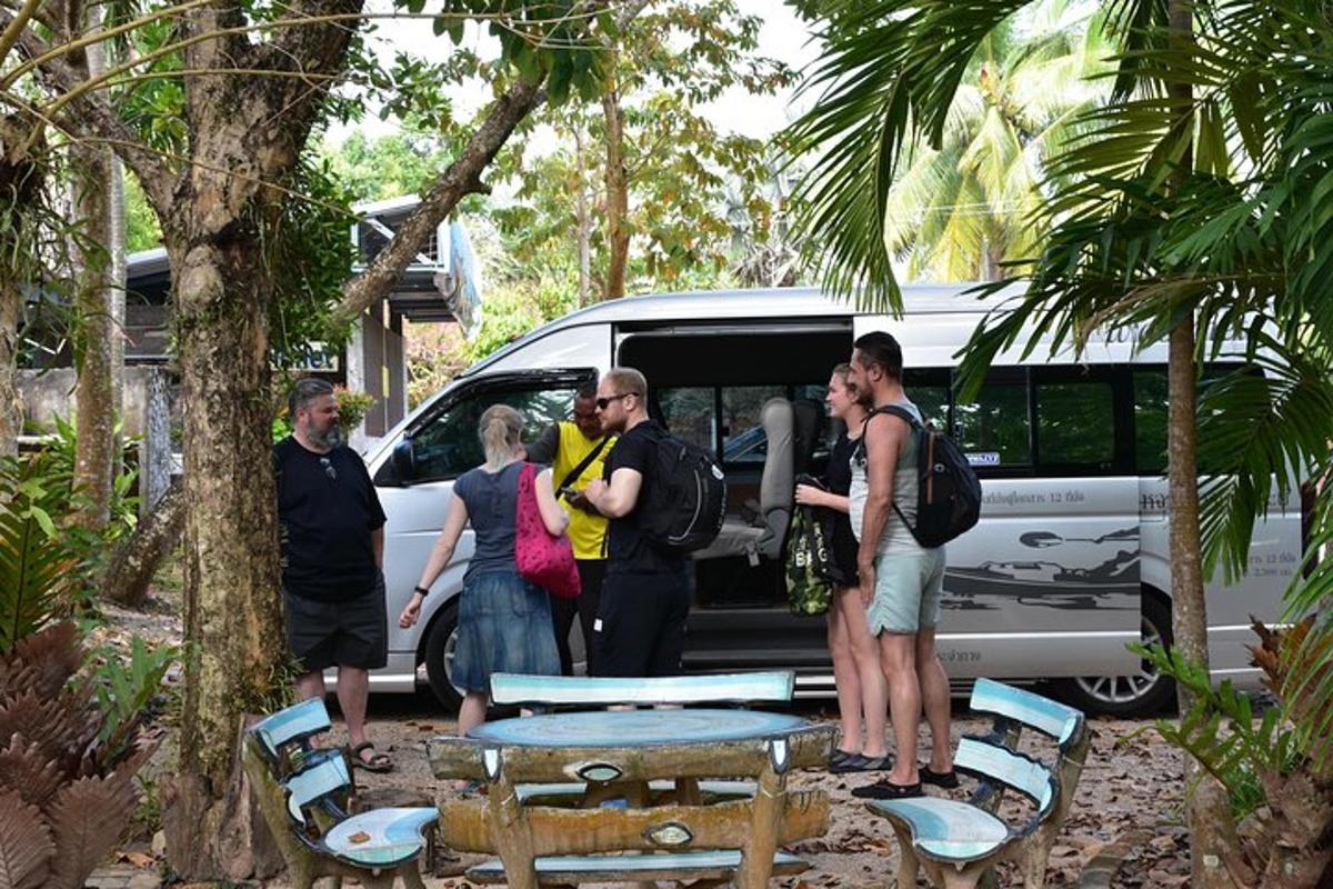 Un grupo de personas de pie delante de una camioneta