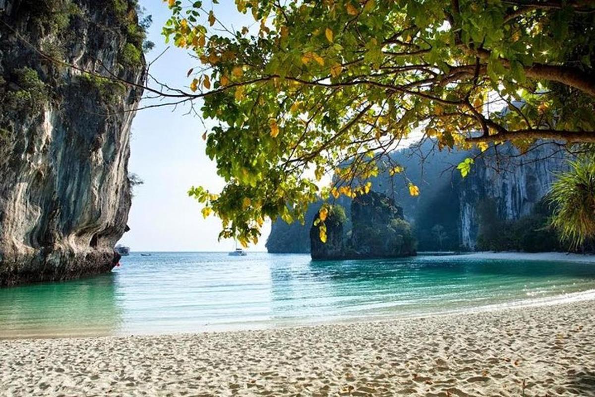 pantai dengan beberapa batu di dalam air