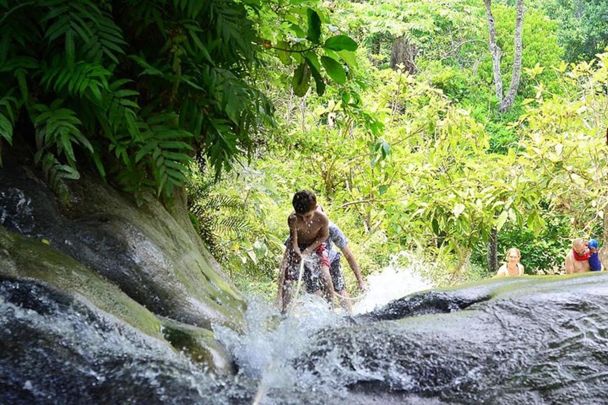 ein Mann, der im Wasser eines Flusses steht