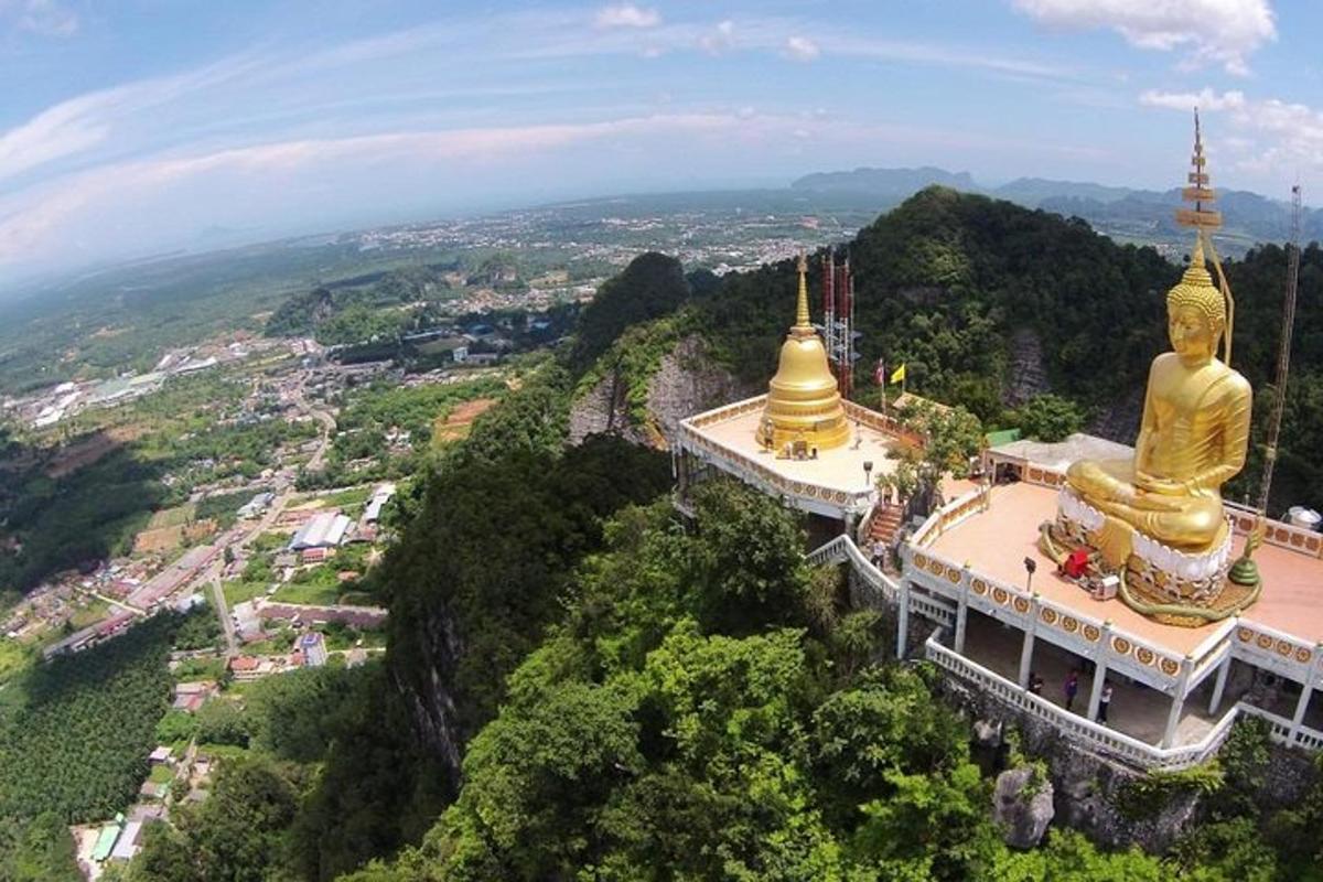pemandangan udara kuil buddha zamrud