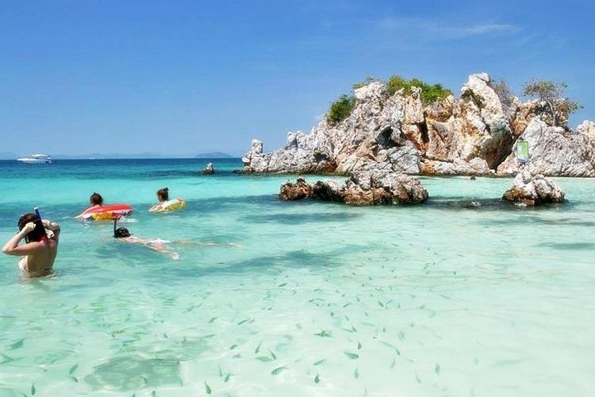 một nhóm người ở dưới nước tại bãi biển