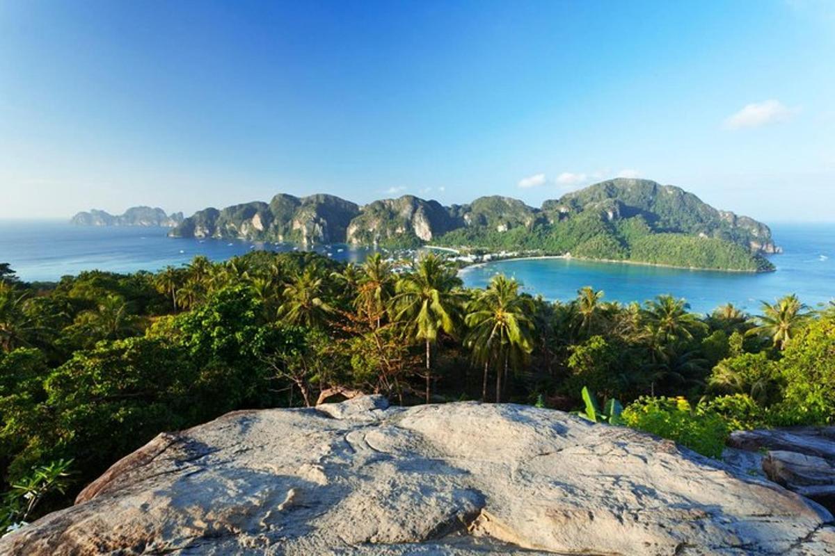 Una vista de una isla con una gran roca.