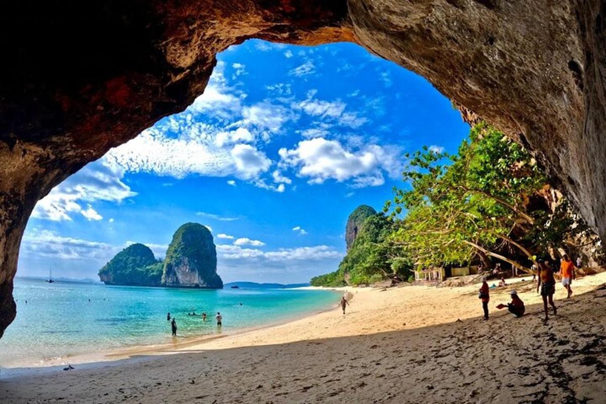 o vedere a unei plaje din Golful Halong