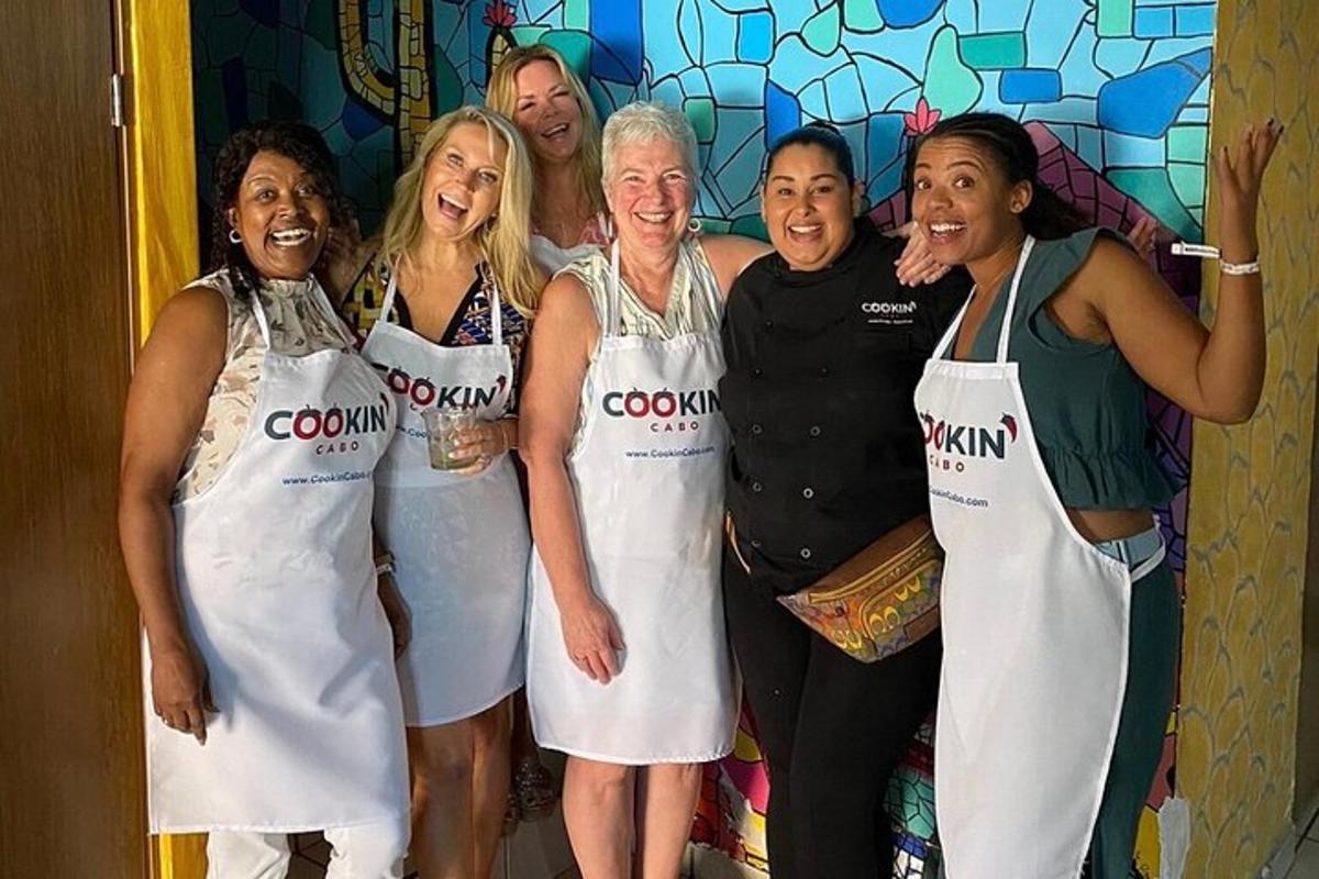 um grupo de mulheres de avental posando para uma foto