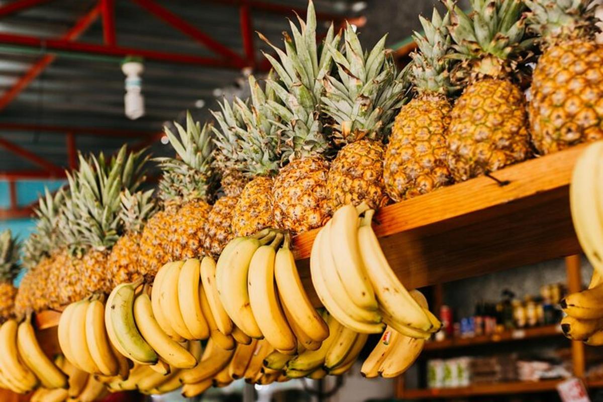 egy csomó banán és ananász a polcon