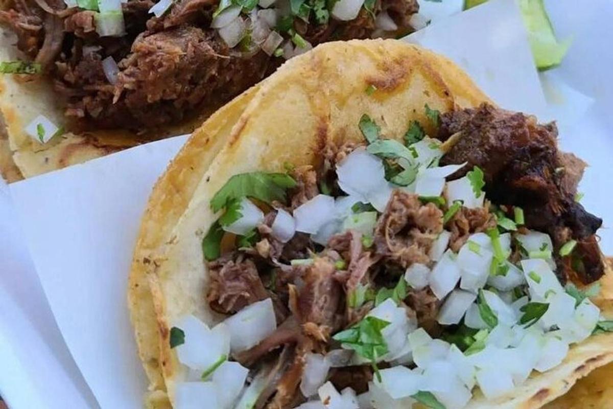 egy taco hússal és hagymával az asztalon